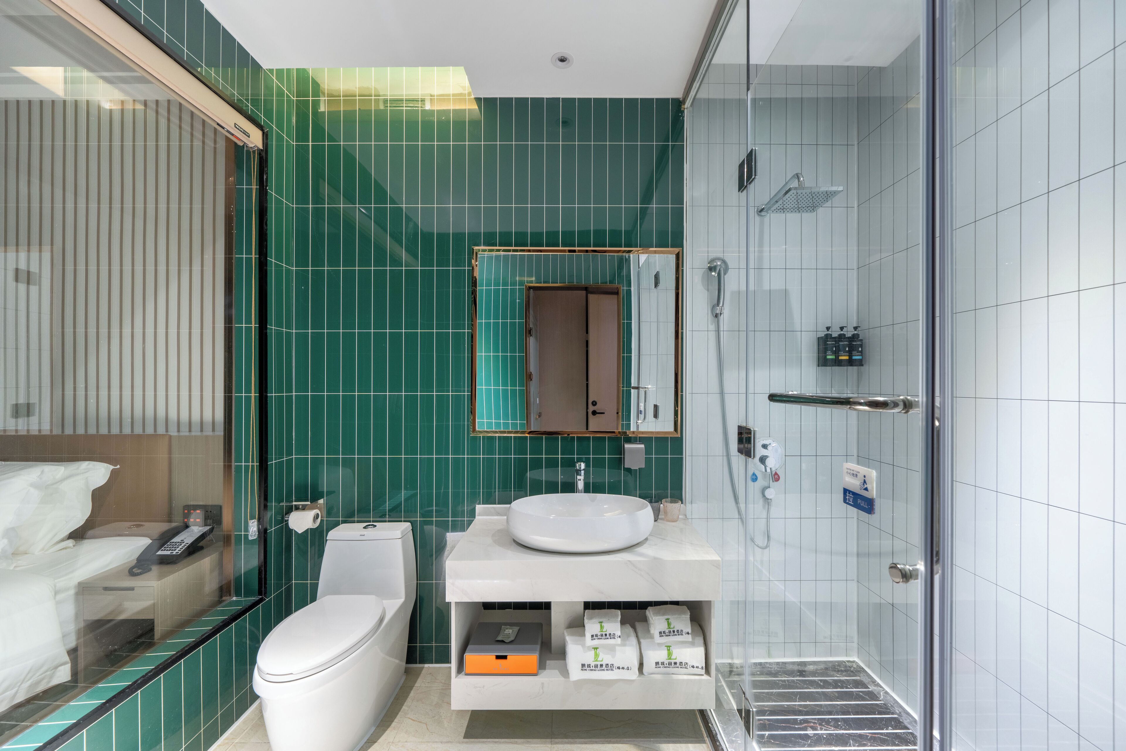 Kamar Twin Bisnis | Kamar mandi | Pengering rambut, sandal, handuk, dan sabun