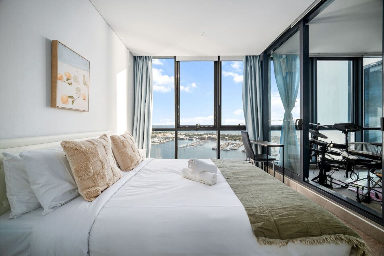 Tabla de planchar con plancha, wifi y ropa de cama 