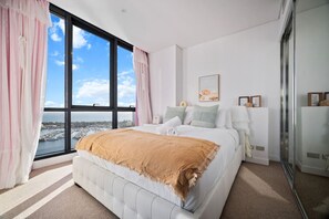 Iron/ironing board, WiFi, bed sheets - Prime Location | Wake Up to Ocean Views | Pool (Southport)