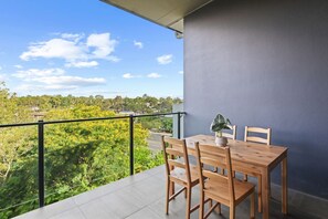 Outdoor dining - 2BR Near Plaza & Garden City | Walk to Bus Easy M3 (MacGregor)