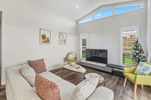 TV - Brand new 4BR Family Home in Peaceful Park Ridge (Park Ridge)