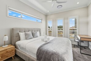 Escrivaninha, ferros/tábuas de passar roupa, Wi-Fi, roupa de cama