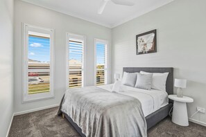 Desk, iron/ironing board, WiFi, bed sheets - Brand new 4BR Family Home in Peaceful Park Ridge (Park Ridge)