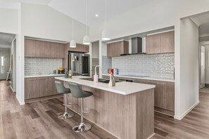 Geladeira, micro-ondas, fogão, cooktop