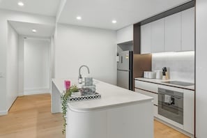Frigorífico, microondas, horno y placa de cocina