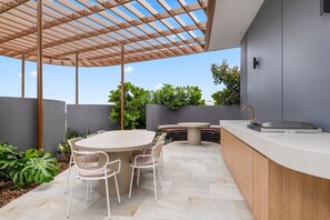 Outdoor dining - Modern 2BR Apartment on Coronation Drive, Toowong (Toowong)