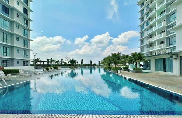 Outdoor pool, open 7:00 AM to 10:00 PM, pool loungers - The Platino Paradigm Mall by Stayrene (Johor Bahru)