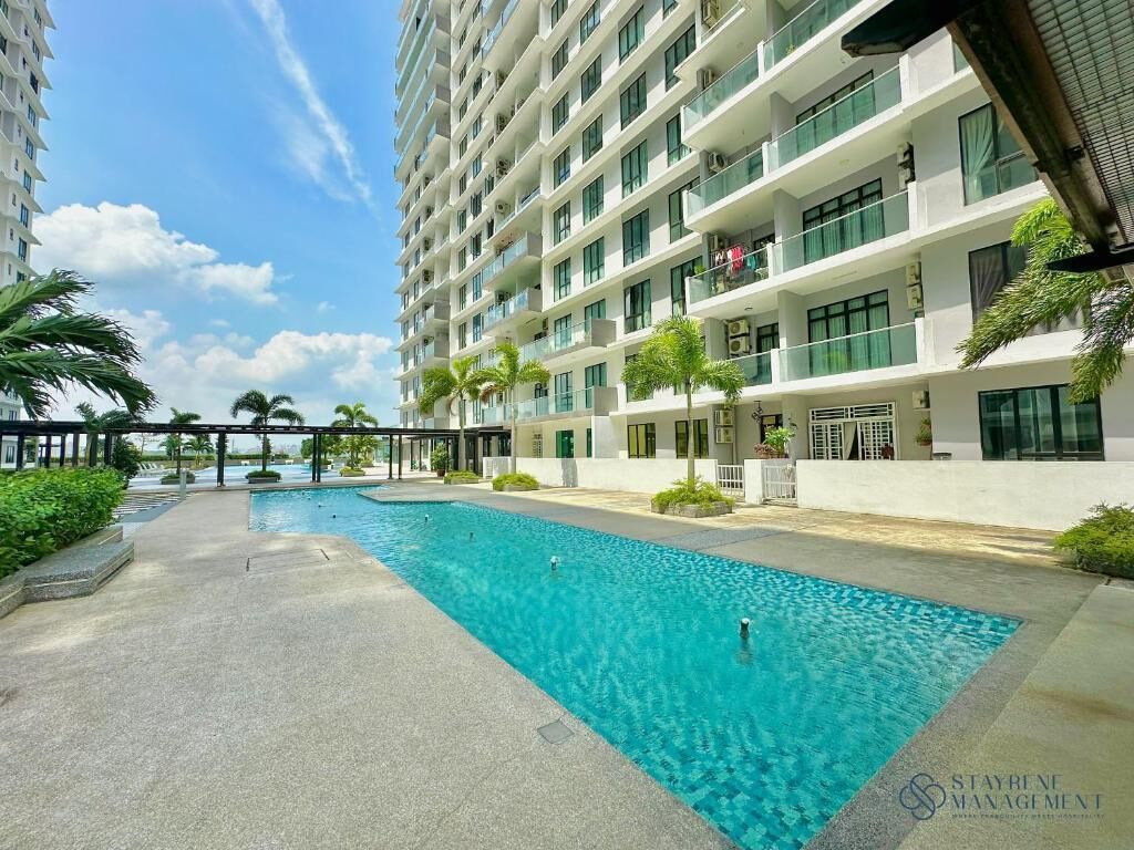 Piscina externa, funciona das 7h às 22h, espreguiçadeiras