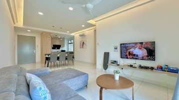 Comfort Apartment, 3 Bedrooms, Balcony, City View | Living area