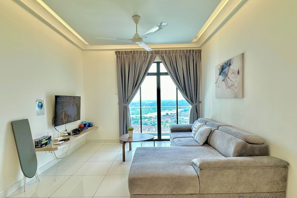 Apartamento Confort, 3 habitaciones, balcón, vistas a la ciudad | Zona de estar | Una televisión de pantalla plana