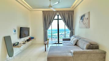 Comfort Apartment, 3 Bedrooms, Balcony, City View | Living area