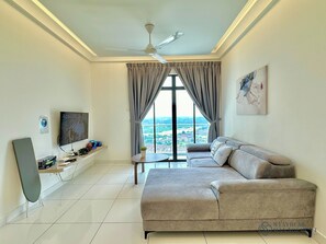 Apartamento conforto, 3 quartos, sacada, vista para a cidade | Área de estar