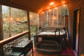 Outdoor spa tub - Alpenwolf - Sauna! Hot Tub! Firepit! EV! AC! (Ashford)