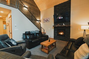 TV, fireplace, video games, DVD player - Alpenwolf - Sauna! Hot Tub! Firepit! EV! AC! (Ashford)