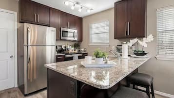 Een koelkast, een microgolfoven, een oven, een kookplaat