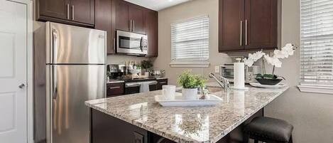 Kjøleskap, mikrobølgeovn, ovn og kokeplater