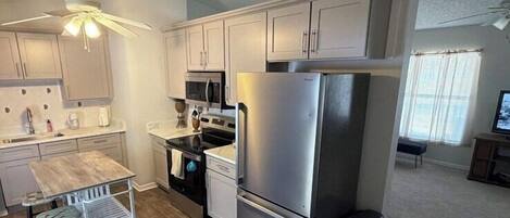 Frigorifero, microonde, forno, piano cottura