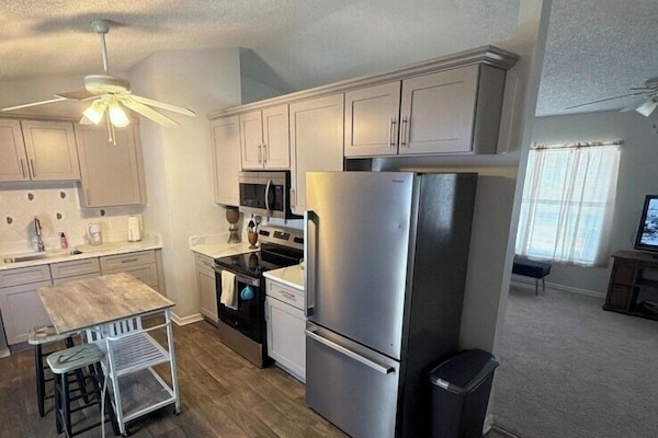 Jääkaappi, mikroaaltouuni, uuni, liesi