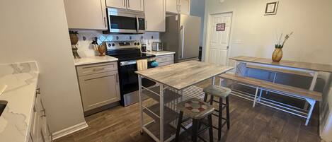 Réfrigérateur, micro-ondes, four, plaque de cuisson