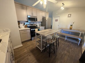 ثلاجة، ميكروويف، فرن، موقد طهي مسطح