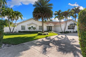Exterior - Walk to Beach! Moorings Oasis w/ Heated Pool & Spa (Naples)