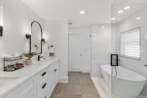 Shower, hair dryer, towels, soap - Walk to Beach! Moorings Oasis w/ Heated Pool & Spa (Naples)