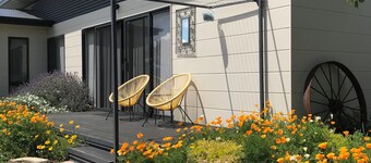 Guesthouse retreat with free secure parking - work and relax in Canberra South