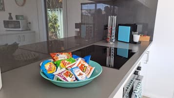 Kjøleskap, mikrobølgeovn, ovn og kokeplater