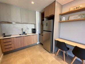 Refrigerador, microondas, placa de cocina, utensilios de cocina