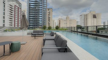 Una piscina al aire libre