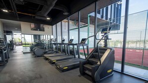 Ein Fitnessstudio mit Laufbändern, Ergometer und Kraftgeräten.