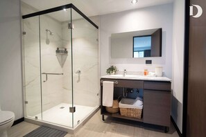 Douche, sèche-cheveux, serviettes fournies