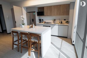 Refrigerador, microondas, parrilla de estufa y cafetera y tetera 