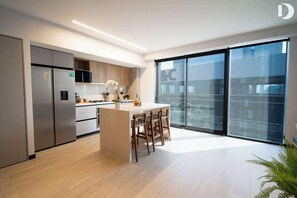 Refrigerador, microondas, parrilla de estufa y cafetera y tetera 