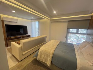 1 bedroom, iron/ironing board, WiFi, bed sheets - Stylish Apt 2 Blocks to Chapultepec Ave, City View (Guadalajara)