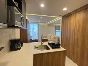 Fridge, microwave, stovetop, coffee/tea maker - Urban Getaway in Colonia Americana | Duna S. (Guadalajara)