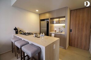 Refrigerador, parrilla de estufa, cafetera y tetera y tostadora 