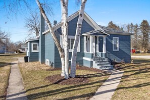 Exterior - Oconto Hideaway- Mid/Long term stays welcome! (Oconto)