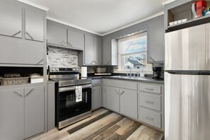Private kitchen - Oconto Hideaway- Mid/Long term stays welcome! (Oconto)