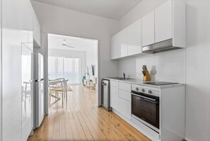 Kylskåp, ugn, spishäll och diskmaskin