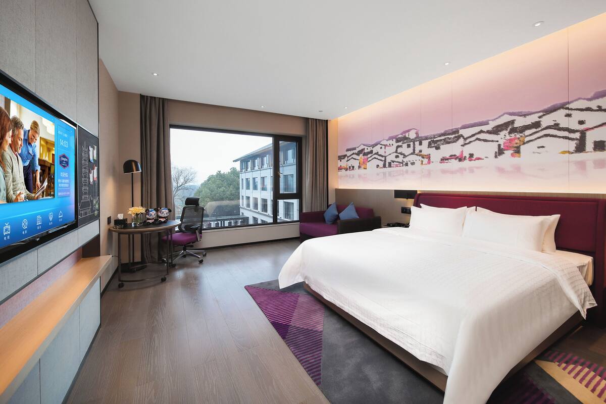 Kahden hengen superior-huone | Ylelliset vuodevaatteet, minibaari, työpöytä