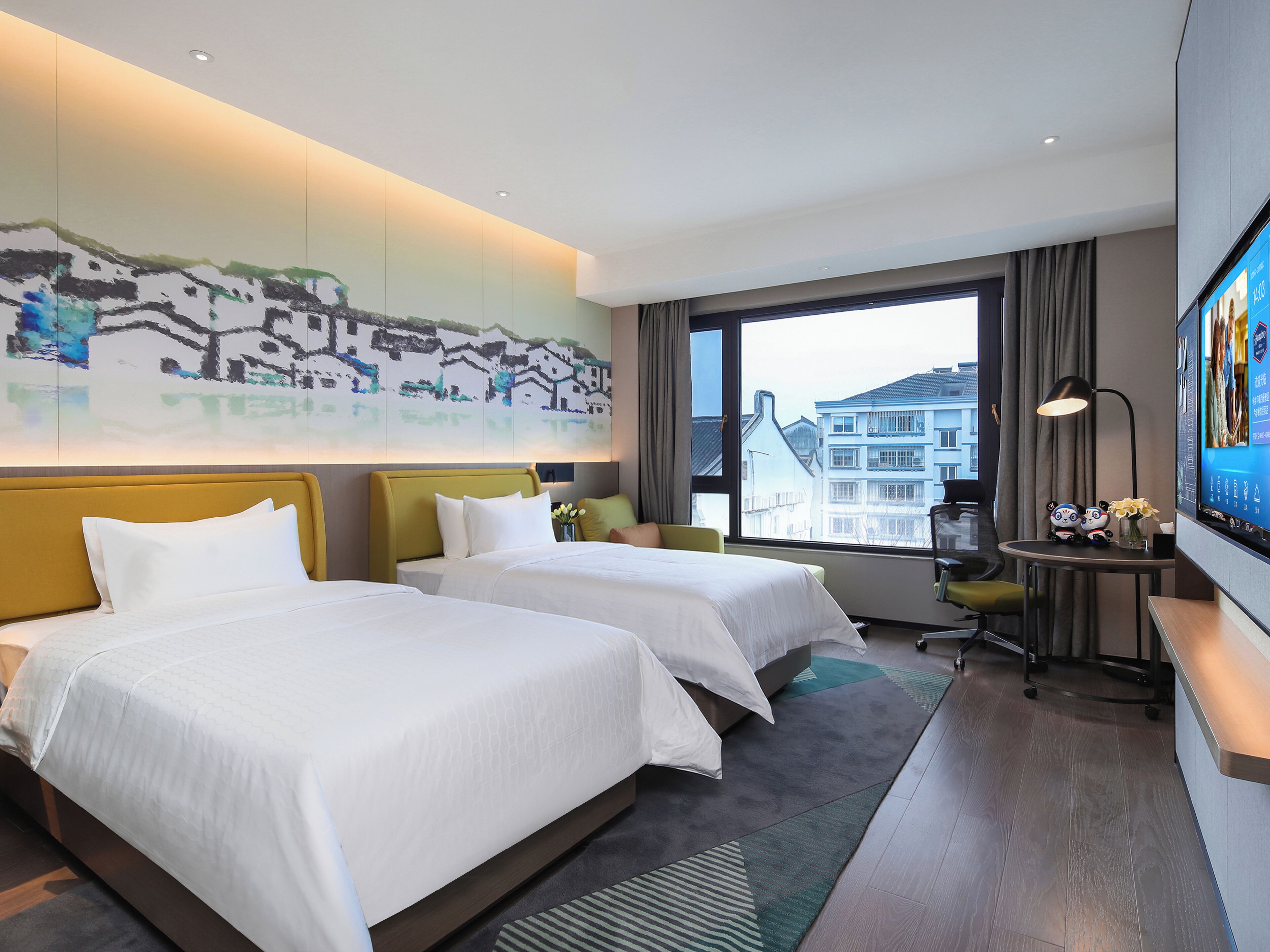 Ylelliset vuodevaatteet, minibaari, työpöytä