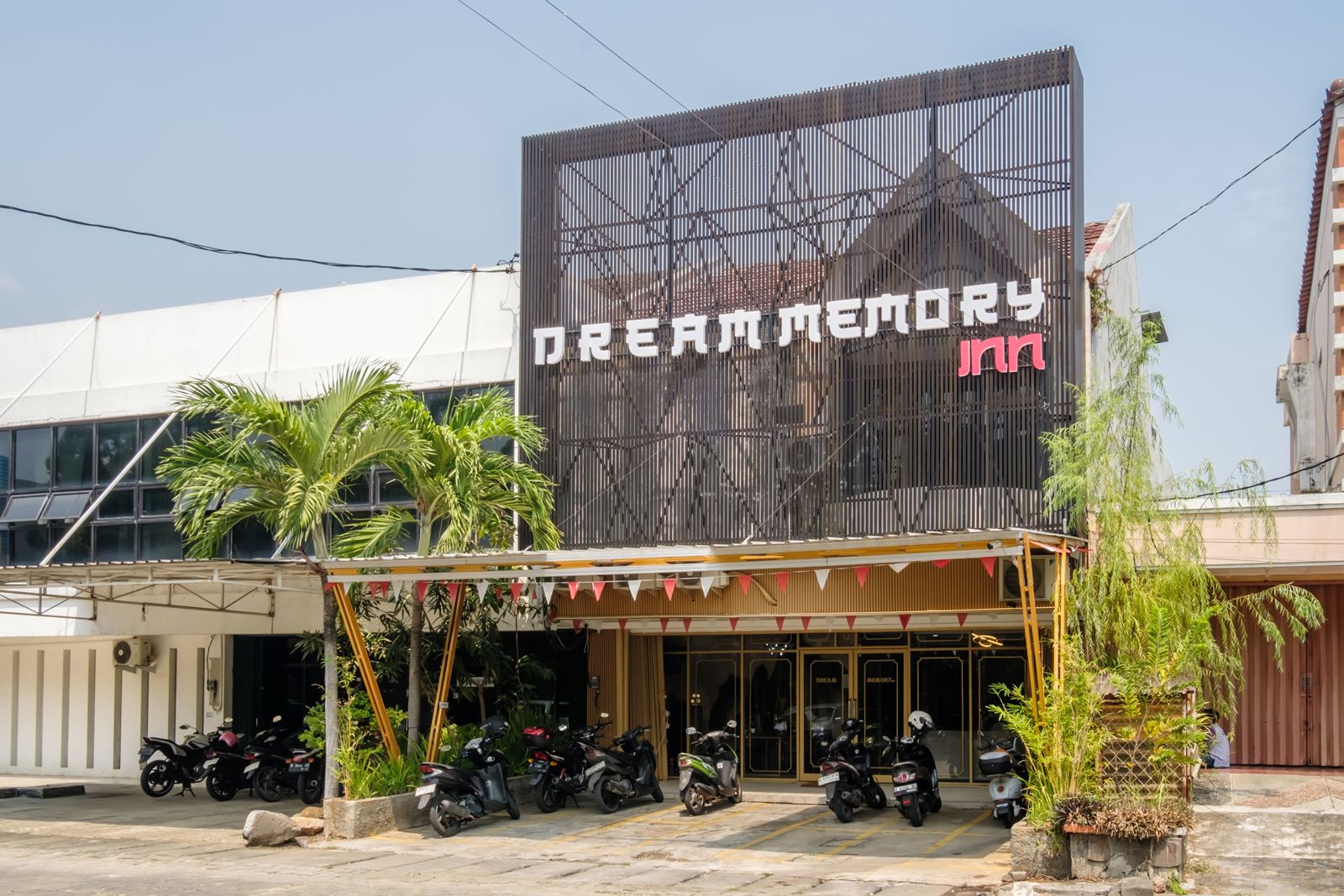 A hotel entrance with a large sign reading 'DREAM MEMORY inn'.