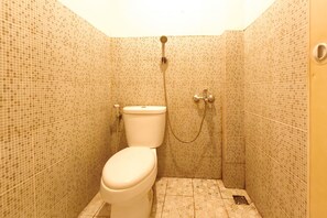 Standard Room | Bathroom | Free toiletries, towels, soap - INNCA - Dream Memory Semarang (Semarang)