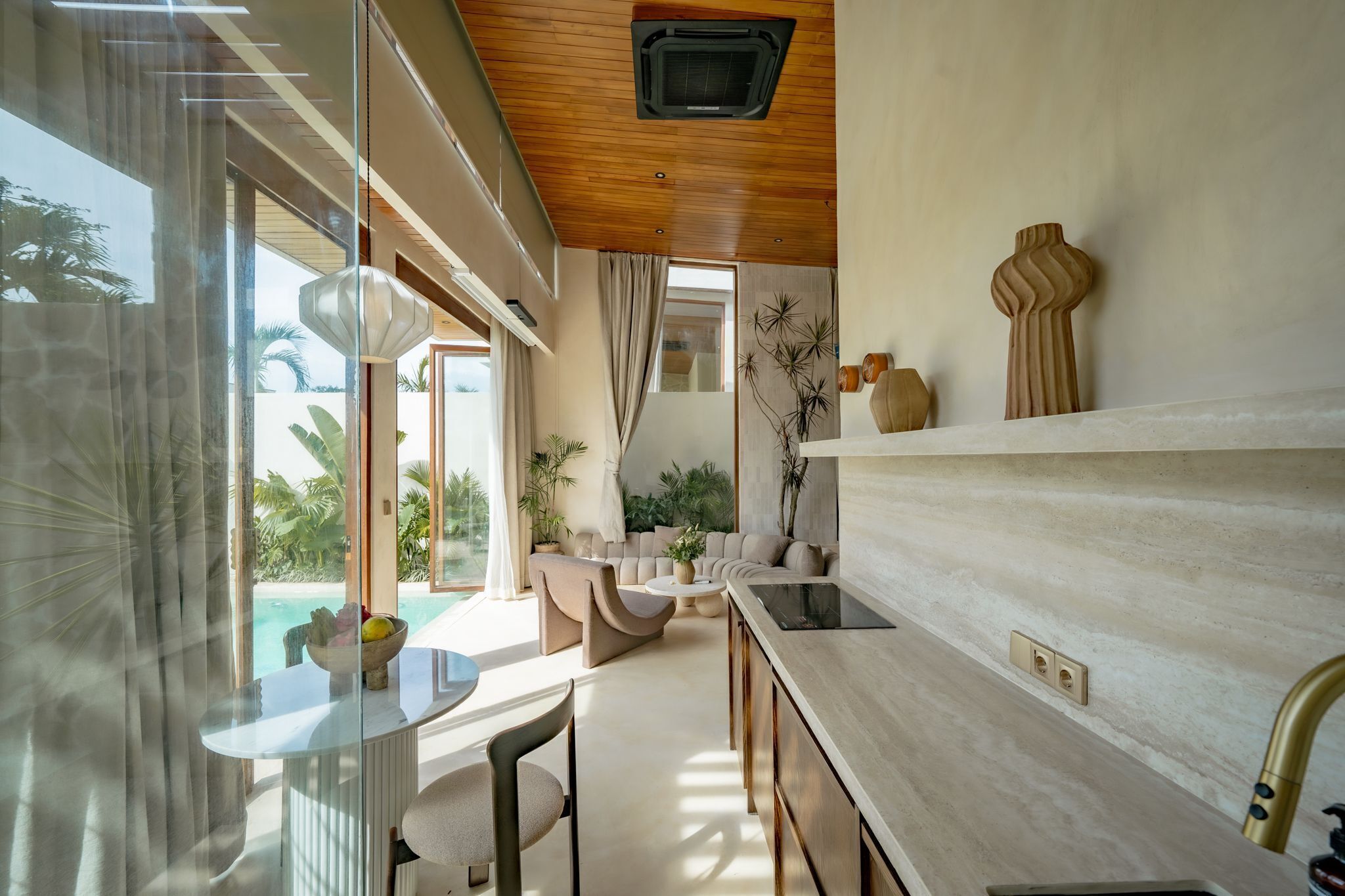 Suite exclusiva, 1 habitación, patio, vistas a la piscina | Cocina privada | Frigorífico pequeño, microondas, placa de cocina y cafetera o tetera