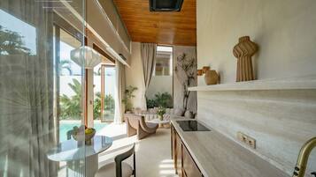 Suite exclusiva, 1 habitación, patio, vistas a la piscina | Cocina privada | Frigorífico pequeño, microondas, placa de cocina y cafetera o tetera