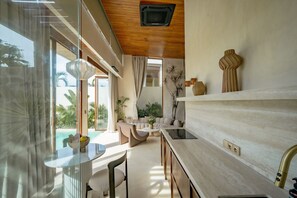 Suíte exclusiva, 1 quarto, varanda, vista para a piscina | Cozinha privada | Frigobar, micro-ondas, cooktop, cafeteira/chaleira
