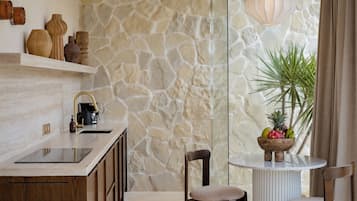 Phòng Suite Exclusive, 1 phòng ngủ, sân hiên, quang cảnh hồ bơi | Bếp riêng | Tủ lạnh nhỏ, lò vi sóng, bếp nấu, dụng cụ pha cà phê/trà