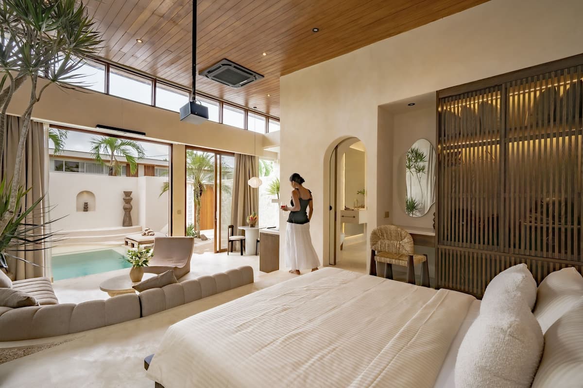 Suite Mewah, 1 kamar tidur, patio, pemandangan kolam renang | Seprai katun Mesir, seprai premium, brankas, dan meja kerja