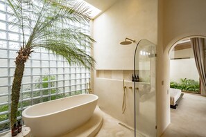 Suite Luxe, 1 chambre, patio, vue piscine | Salle de bain | Baignoire et douche séparées, sèche-cheveux, serviettes fournies, savon